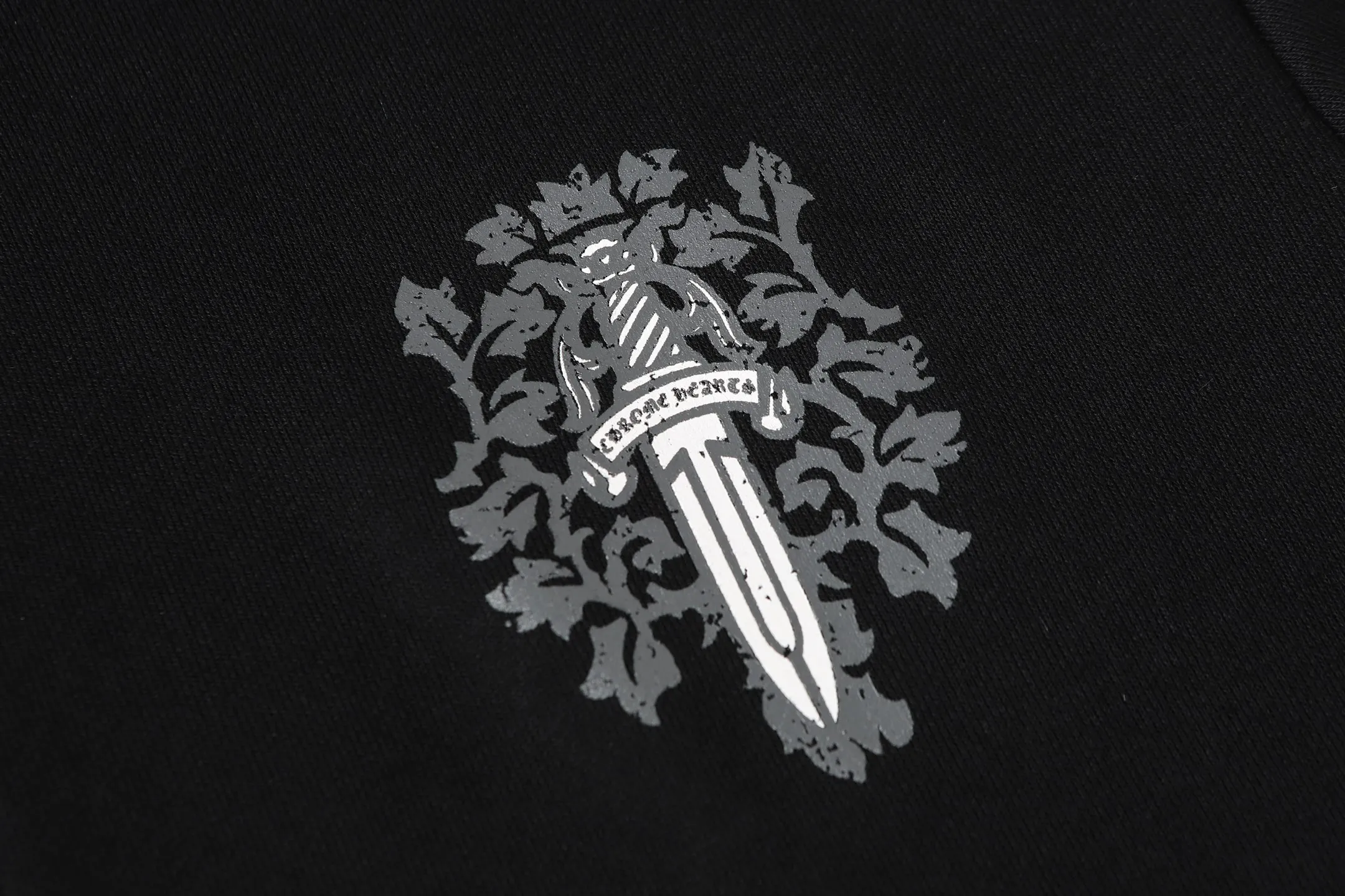 P250 K01 cross-border model, please do not place an order if you pursue quality - Chrome Hearts/Chrome Hearts Big Sword🗡️ Printed zipper sweatshirt cardigan jacket - High weight, high density and high quality. The wool is soft, delicate and skin-friendly. Soft and silky to the touch. Warmth and skin-friendly. - Custom-woven and dyed with no color difference. No matter the fabric or workmanship details, it beats the ordinary version on the market. - Hardware zipper accessories are all customized, full of details - Color: black -Size: S M L XL